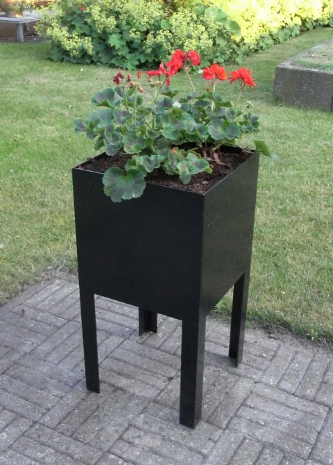 Plantenbak in het zwart afm. 31x31 cm en  60 cm hoog