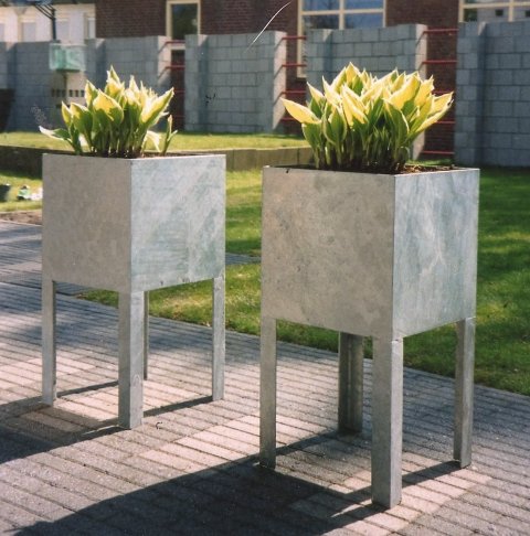 Plantenbak in verzinkte uitvoering .afm. 31x31 cm en 60 cm hoog