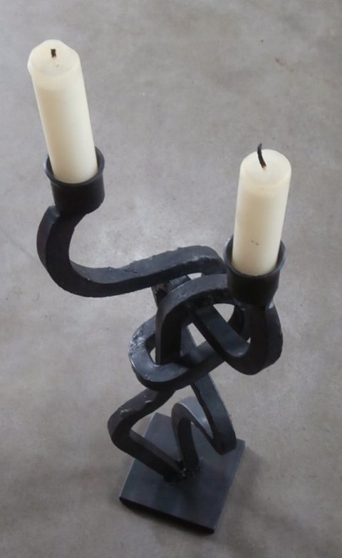 Gebogen kandelaar,  hoogte zonder kaarsen 36 cm  Geschikt voor kaarsen met diam. van 2 cm.  Prijs 240 euro.