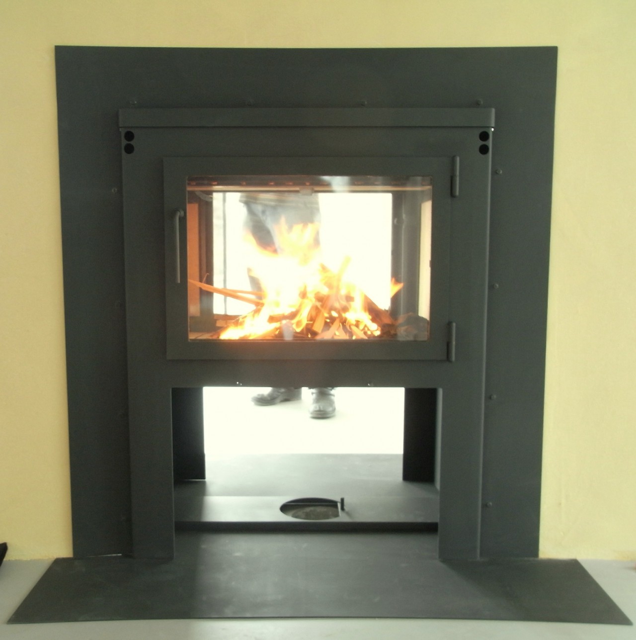 Een in een muur geplaatste doorkijkkachel