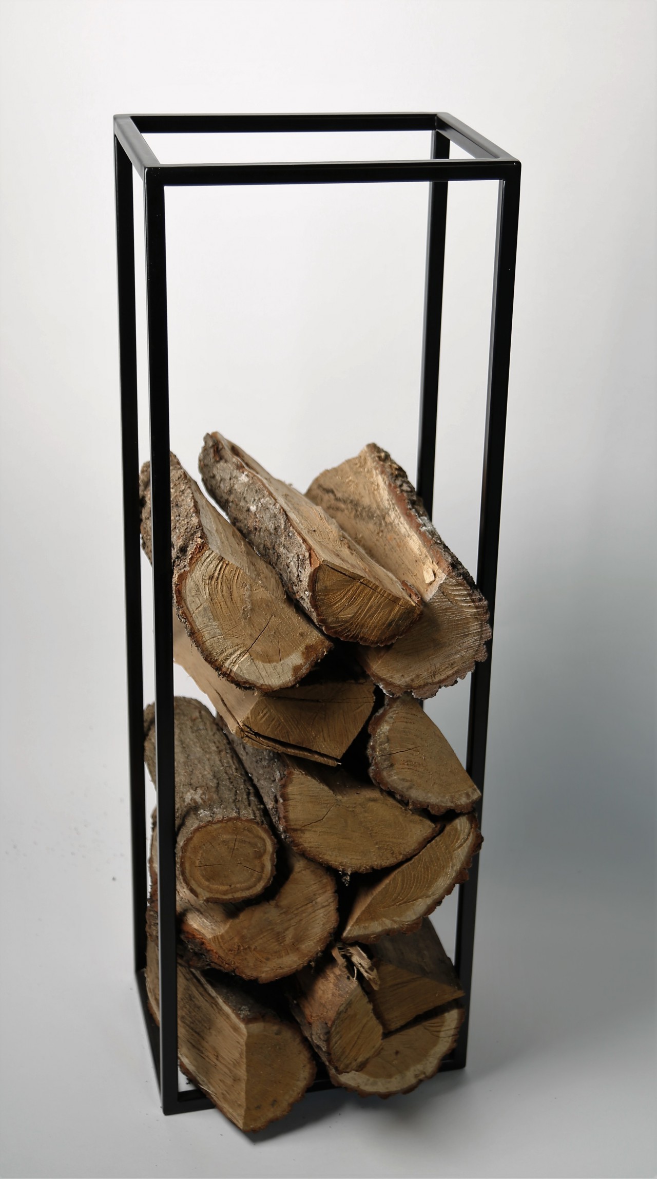 Houtrek afm. 30x22 cm en 90 cm hoog, prijs 125 euro. Houtrekken kunnen op elke maat gemaakt worden.