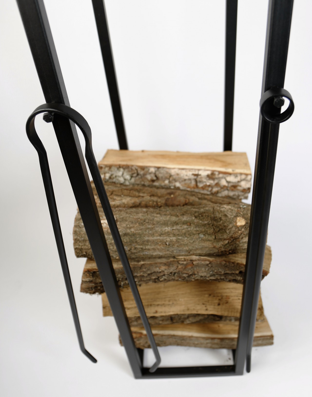 Houtrekken kunnen op elke maat gemaakt worden. Er kan een tang en pook aan een hout rek gehangen worden.