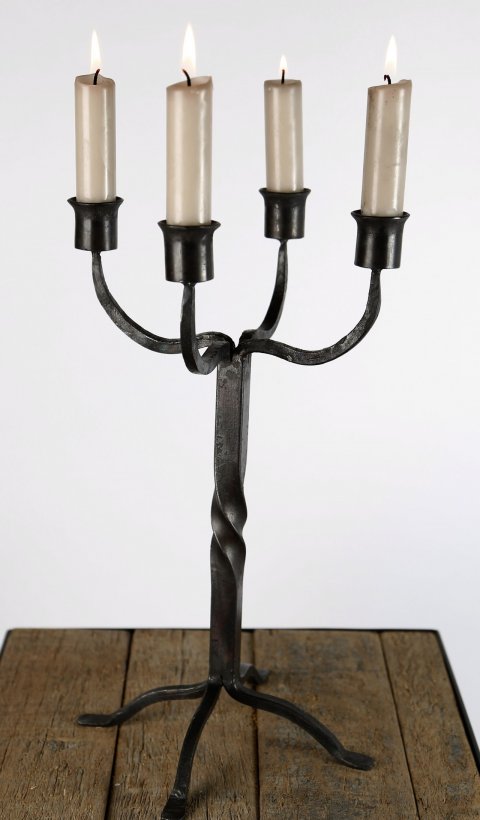 Gesmede kandelaar, hoogte zonder kaarsen           32 cm, geschikt voor kaarsen met diam. 2 cm.  prijs 175 euro.