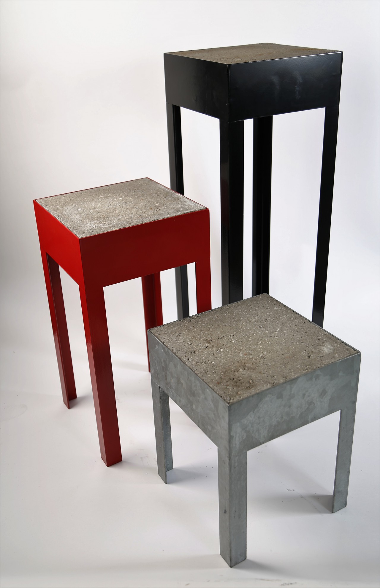 Bijzet object, te gebruiken als bijzet tafel, kruk, sokkel met als blad een stoeptegel, kan binnen en buiten gebruikt worden .Afm.31x31 cm,hoogtes 40, 60 en 90 cm.