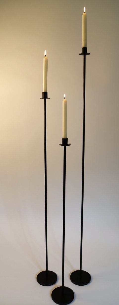 Hoge kandelaars geschikt voor kaarsen met een diam. van 2 cm. verkrijgbaar in drie hoogtes nl. 80 cm, 100 cm en 120 cm hoog. prijs 45 euro per stuk.